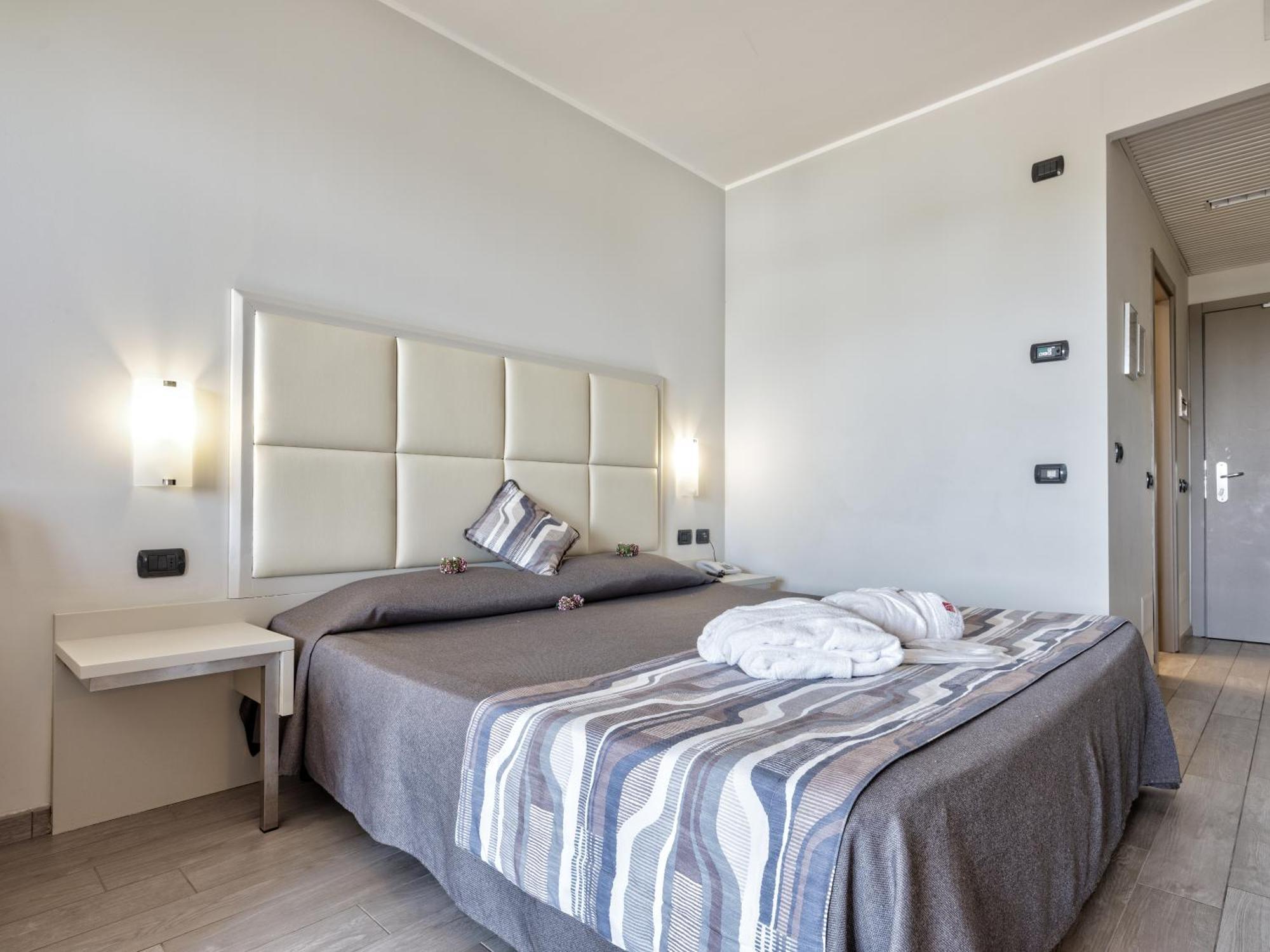 Quintuple Room
